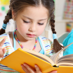 A leitura desenvolve o pensamento crítico, amplia o vocabulário e fortalece a base educacional, afirma Kelsem Ricardo Rios Lima.