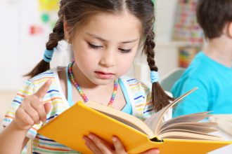 A leitura desenvolve o pensamento crítico, amplia o vocabulário e fortalece a base educacional, afirma Kelsem Ricardo Rios Lima.