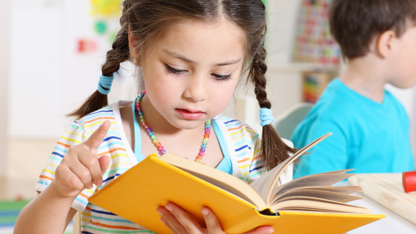 A leitura desenvolve o pensamento crítico, amplia o vocabulário e fortalece a base educacional, afirma Kelsem Ricardo Rios Lima.