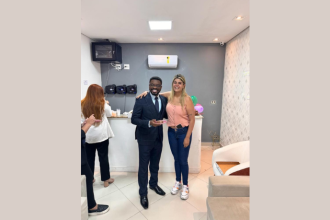 Oluwatosin Tolulope Ajidahun analisa como doenças autoimunes impactam a fertilidade masculina com base em novas pesquisas.