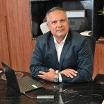 Critérios técnicos e responsabilidade profissional na condução de grandes obras de engenharia ganham profundidade quando analisados à luz da experiência de Elmar Juan Passos Varjão Bomfim.