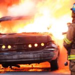 Carro pega fogo em movimento e expõe riscos ocultos no trânsito urbano em Estância
