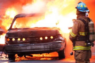 Carro pega fogo em movimento e expõe riscos ocultos no trânsito urbano em Estância