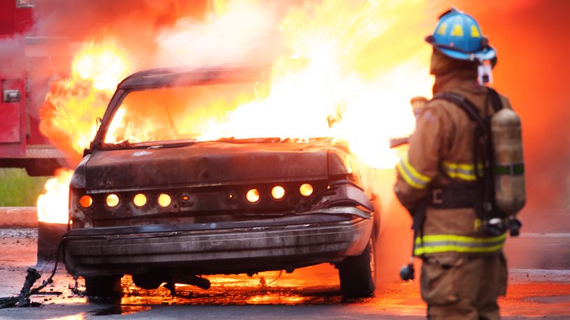 Carro pega fogo em movimento e expõe riscos ocultos no trânsito urbano em Estância