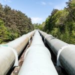 Gasoduto industrial atravessando uma área verde