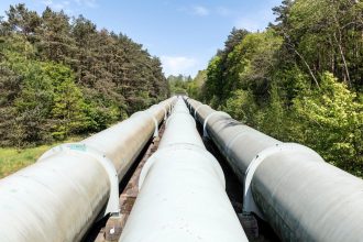 Gasoduto industrial atravessando uma área verde