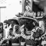 Pessoas vestidas com trajes tradicionais participam de uma manifestação cultural em São Cristóvão, Sergipe.