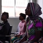 Público diverso acompanha um evento comunitário voltado à participação e ao fortalecimento de oportunidades.