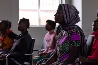 Público diverso acompanha um evento comunitário voltado à participação e ao fortalecimento de oportunidades.