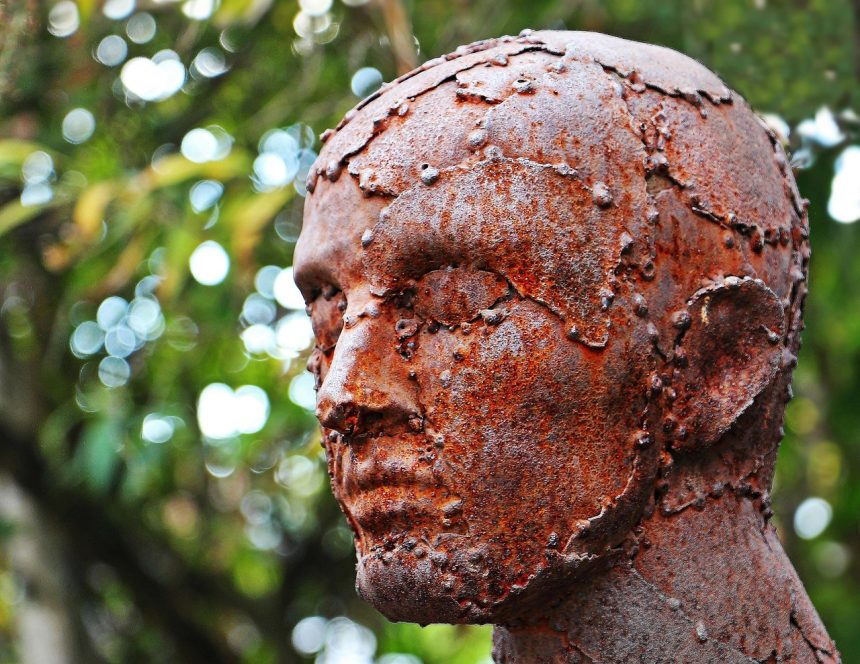 Escultura metálica em perfil, formada por peças de sucata soldadas.